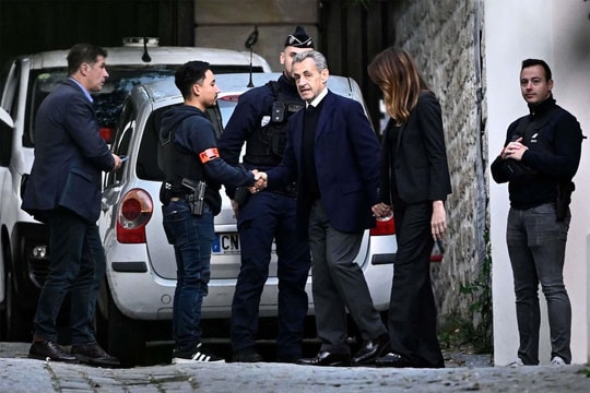 Cựu Tổng thống Pháp Nicolas Sarkozy bắt đầu thụ án 5 năm tù