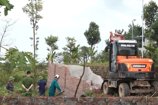 Xã Quảng Oai vận động các hộ dân tháo dỡ công trình vi phạm