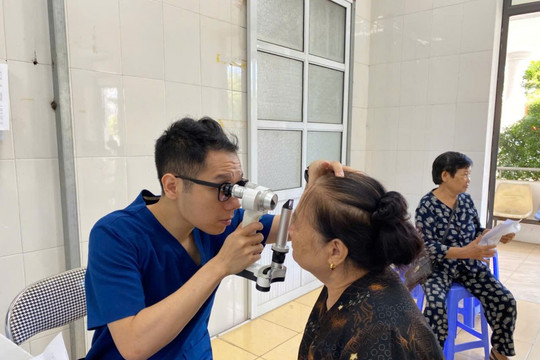 Xã Bát Tràng khám, chăm sóc sức khỏe cho người cao tuổi