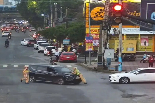 Nghệ An: tạm giữ hình sự đối tượng lao xe vào Cảnh sát giao thông