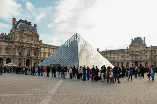 Bảo tàng Louvre mở cửa trở lại sau vụ trộm thế kỷ
