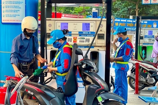 Dự báo giá xăng giảm gần 300 đồng/lít trong ngày 23-10