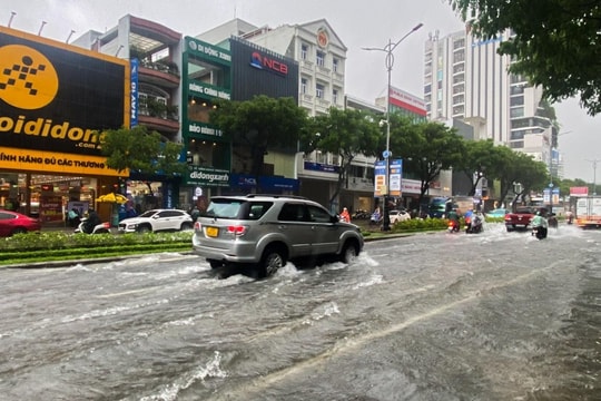 Bão số 12 cách thành phố Đà Nẵng khoảng 310km, giật cấp 12