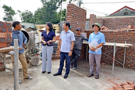 Lãnh đạo xã Đoài Phương kiểm tra công tác xây, sửa nhà "đại đoàn kết"