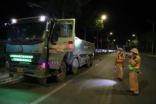 CSGT Hà Nội xuyên đêm xử lý xe tải vi phạm quá khổ, quá tải, phạt gần 300 triệu đồng