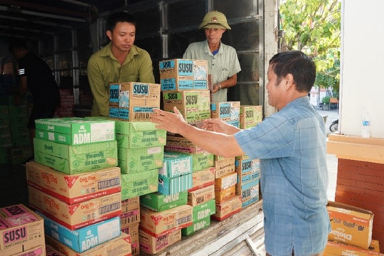 Hàng trăm nghìn sản phẩm dinh dưỡng Vinamilk được trao tặng cho bà con vùng bão lũ