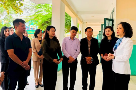 Kiểm tra đột xuất công tác thí điểm tổ chức bữa ăn bán trú cho học sinh