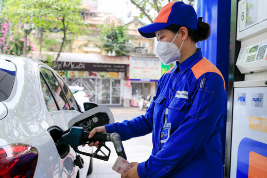 Giá xăng RON95-III xuống mức 19.726 đồng mỗi lít