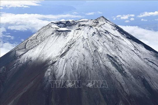 Nhật Bản: Núi Phú Sĩ “đón” tuyết đầu mùa muộn 21 ngày