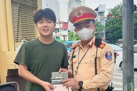 Hà Nội: Cảnh sát giao thông kịp thời hỗ trợ du khách Trung Quốc tìm lại tài sản thất lạc