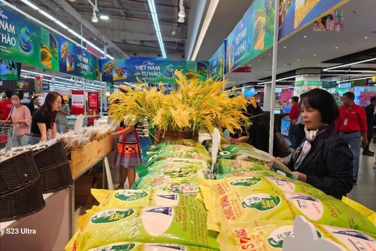 Central Retail cùng NAPAS triển khai thanh toán không tiền mặt tại hệ thống Central Retail