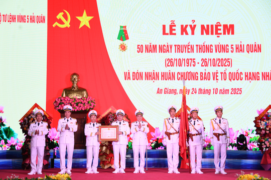 Vùng 5 Hải quân đón nhận Huân chương Bảo vệ Tổ quốc hạng Nhất