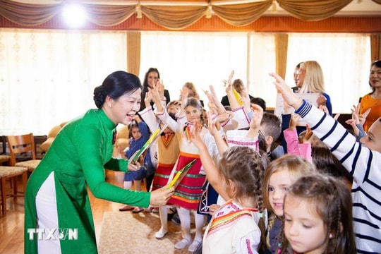 Phu nhân Tổng Bí thư Ngô Phương Ly thăm Trường mầm non số 2 Zvanche (Bulgaria)