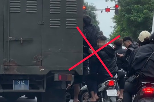 Hà Nội: Xử lý nhóm thanh niên “đầu trần” đeo bám xe chở phạm nhân
