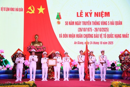 Vùng 5 Hải quân đón nhận Huân chương Bảo vệ Tổ quốc hạng Nhất