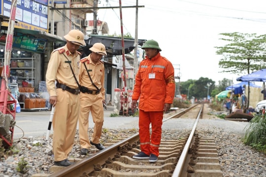 Tăng cường xử lý vi phạm, triển khai giải pháp phòng ngừa tai nạn đường sắt Bắc - Nam