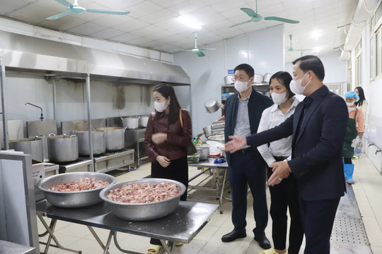 Lãnh đạo TP Hà Nội kiểm tra đột xuất bữa ăn bán trú tại xã Bình Minh và Thanh Oai