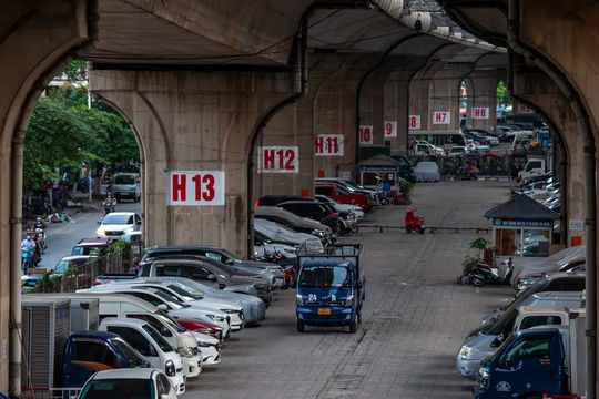 Hà Nội yêu cầu rà soát, xử lý các bãi trông giữ xe dưới gầm cầu, gầm đường bộ