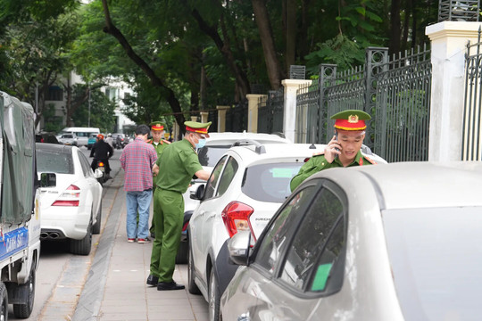 Phường Nghĩa Đô: triển khai biện pháp mạnh dẹp lộn xộn vỉa hè, tạo an toàn cho người đi bộ