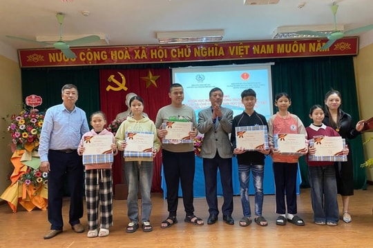 Dạy nghề làm hoa vải lụa cho trẻ em khuyết tật