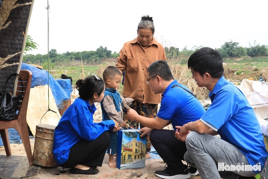 Đoàn thanh niên Báo Hànộimới tặng quà trẻ em có hoàn cảnh khó khăn phường Hồng Hà