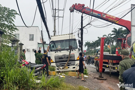 Tai nạn giao thông mới nhất 25/10/2025: xe container mất lái lao thẳng vào nhóm người ven đường