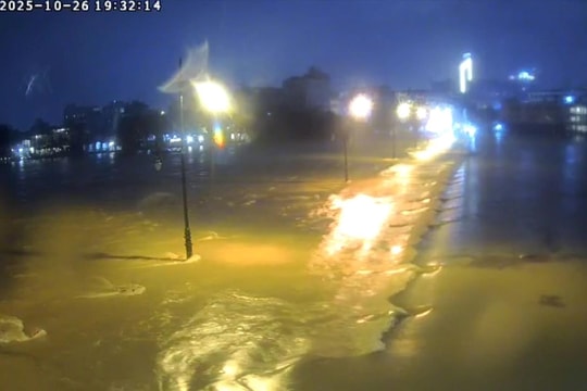 Mưa lũ ở Huế và Đà Nẵng diễn biến phức tạp