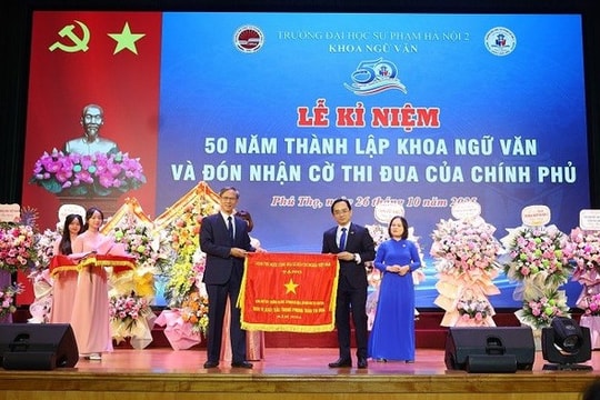 Khoa Ngữ văn Trường Đại học Sư phạm Hà Nội 2 nhận Cờ Thi đua của Chính phủ