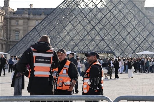 Pháp bắt một số nghi phạm vụ trộm táo tợn tại Bảo tàng Louvre