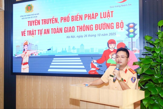 Cảnh sát giao thông Hà Nội tuyên truyền pháp luật cho tài xế xe tải