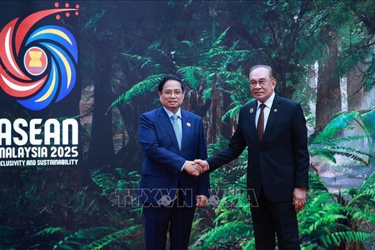 Thủ tướng Malaysia đón Thủ tướng Phạm Minh Chính và các Trưởng đoàn dự Hội nghị cấp cao ASEAN 47
