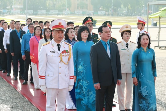 Đại biểu dự Đại hội Thi đua yêu nước Tổng LĐLĐ Việt Nam báo công dâng Bác