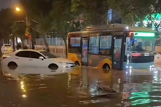 Triều cường gây ngập nhiều tuyến đường TP.HCM