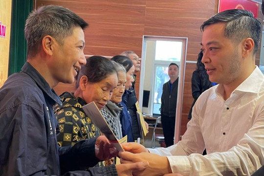 Phường Phú Thượng hỗ trợ người dân khắc phục thiệt hại sau mưa lũ
