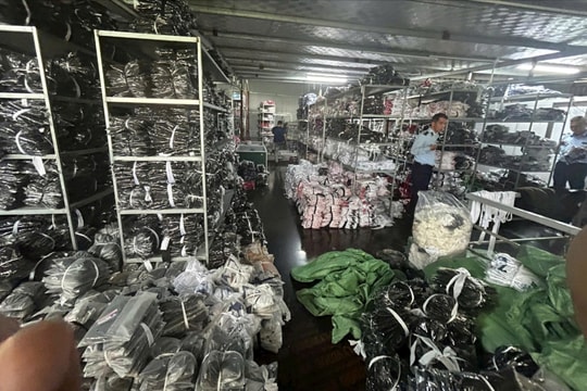 Hà Nội: Phát hiện cơ sở sản xuất hơn 16.000 sản phẩm quần áo giả nhãn hiệu YONEX