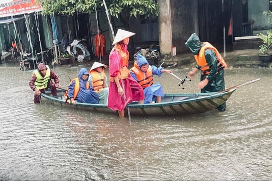 Công an Đà Nẵng tăng cường lực lượng giúp dân ứng phó với mưa lũ
