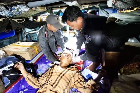 Tàu Kiểm ngư KN-219 kịp thời cấp cứu ngư dân bị nạn trên biển