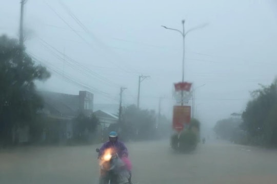 Đà Nẵng: Mưa trắng trời, nhiều khu vực bị ngập sâu