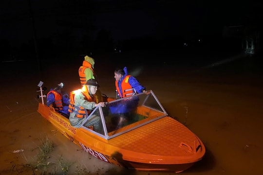 Công an Đà Nẵng cứu được nhiều người dân trong lũ dữ