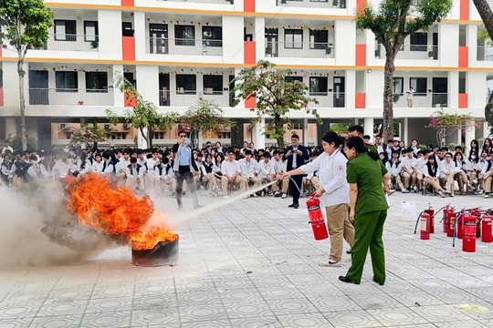 Xã Phù Đổng (Hà Nội) Trang bị kiến thức pháp luật và kỹ năng phòng cháy chữa cháy cho học sinh