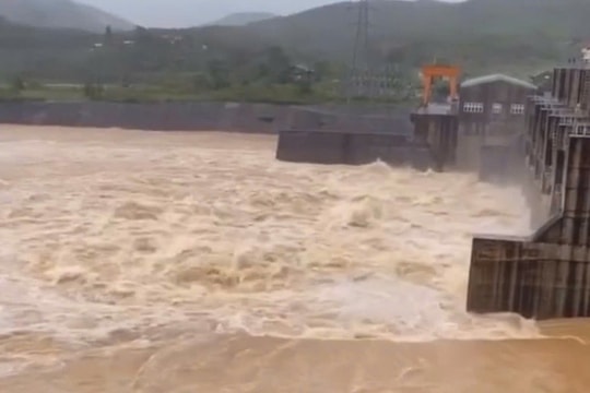 Thượng nguồn mưa lớn, thủy điện Đà Nẵng liên tục điều tiết xả lũ
