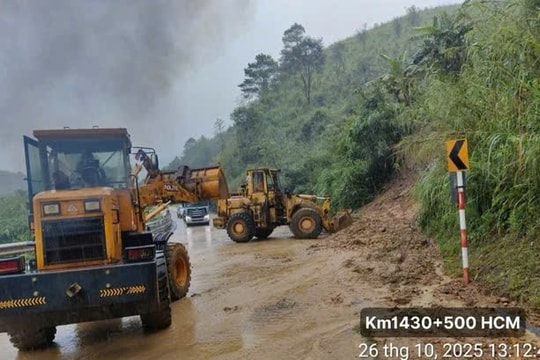 Mưa lớn, nhiều đoạn đường Hồ Chí Minh sạt lở nghiêm trọng