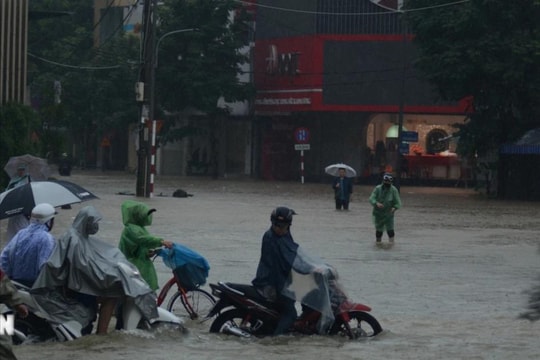 Nhiều tuyến đường chính của Huế bị ngập sâu do mưa lớn