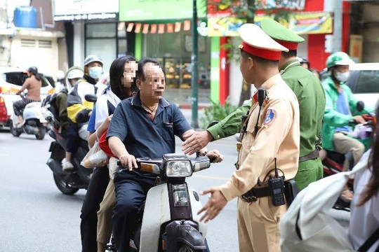 Phụ huynh làm gương, con trẻ mới hình thành ý thức chấp hành an toàn giao thông