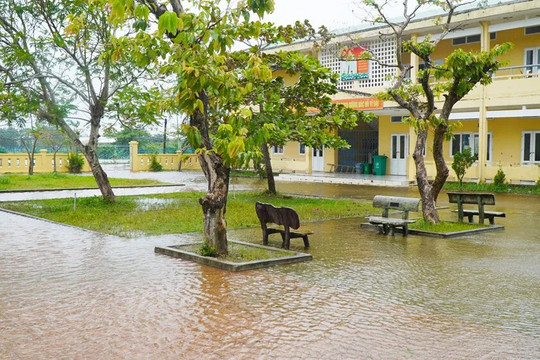 Học sinh TP Huế tiếp tục nghỉ học để đảm bảo an toàn trong mưa lũ