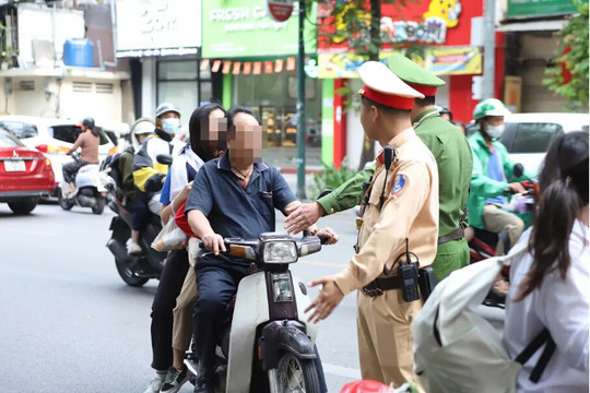Phụ huynh làm gương, con trẻ mới hình thành ý thức chấp hành giao thông