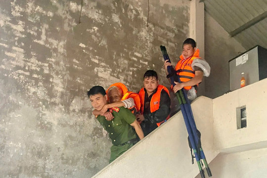 Nước lũ cô lập nhiều nơi, Đà Nẵng di dời hàng nghìn hộ dân
