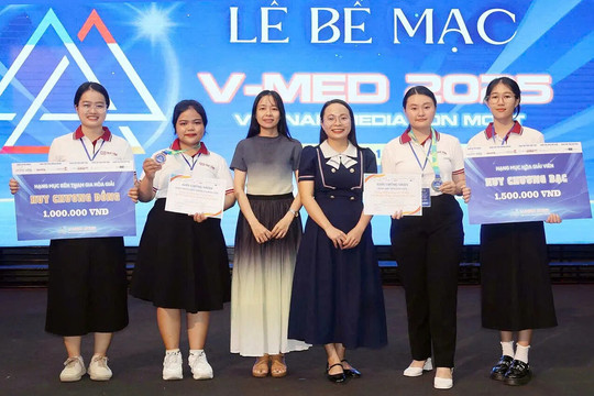 Từ giảng đường đến đấu trường trí tuệ: Sinh viên Luật Đại học Duy Tân giành “cú đúp” huy chương quốc gia