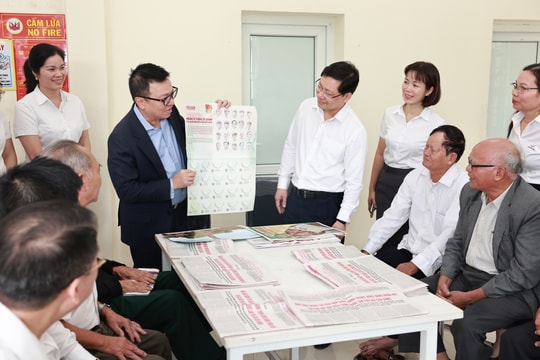 Người dân tìm hiểu dự thảo văn kiện đại hội Đảng toàn quốc tại bưu điện văn hoá xã