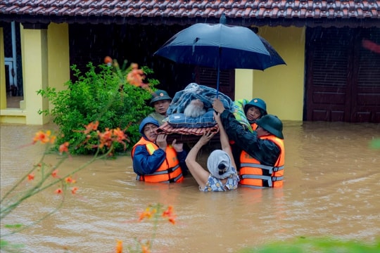 Nước sông Hương tại Huế đã giảm 40cm, nhưng vẫn trên báo động 3